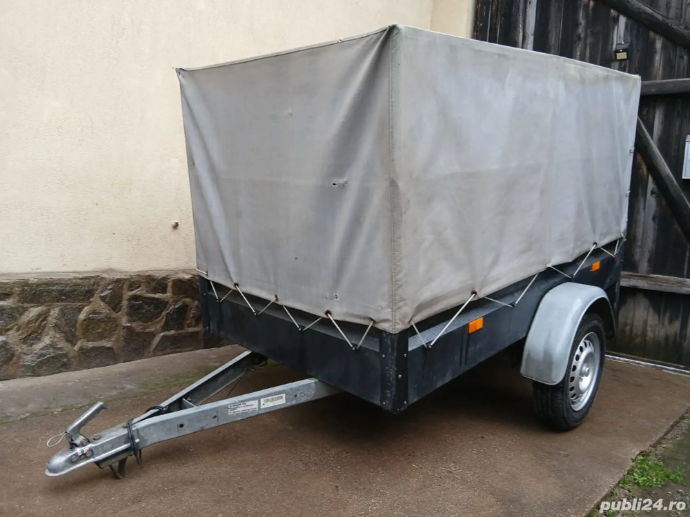 Remorca stema de 750 kg.