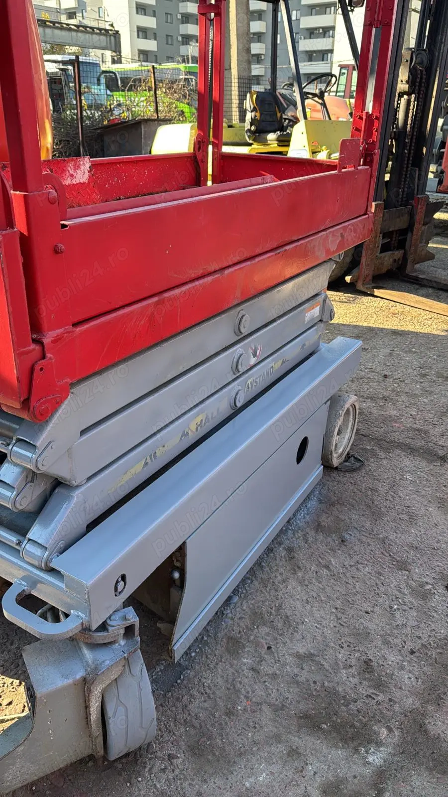 VAND   Inchiriez nacela electrica 8 metri