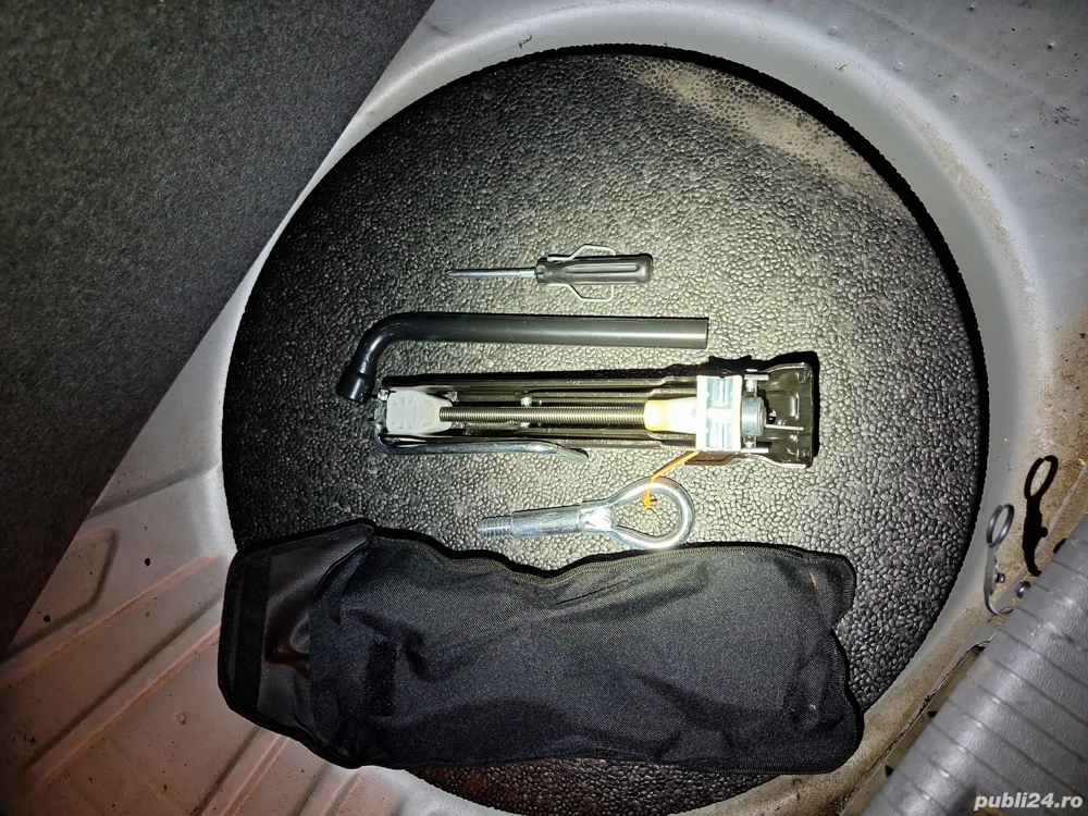 vând cric ,lampi audi ,casetofon 