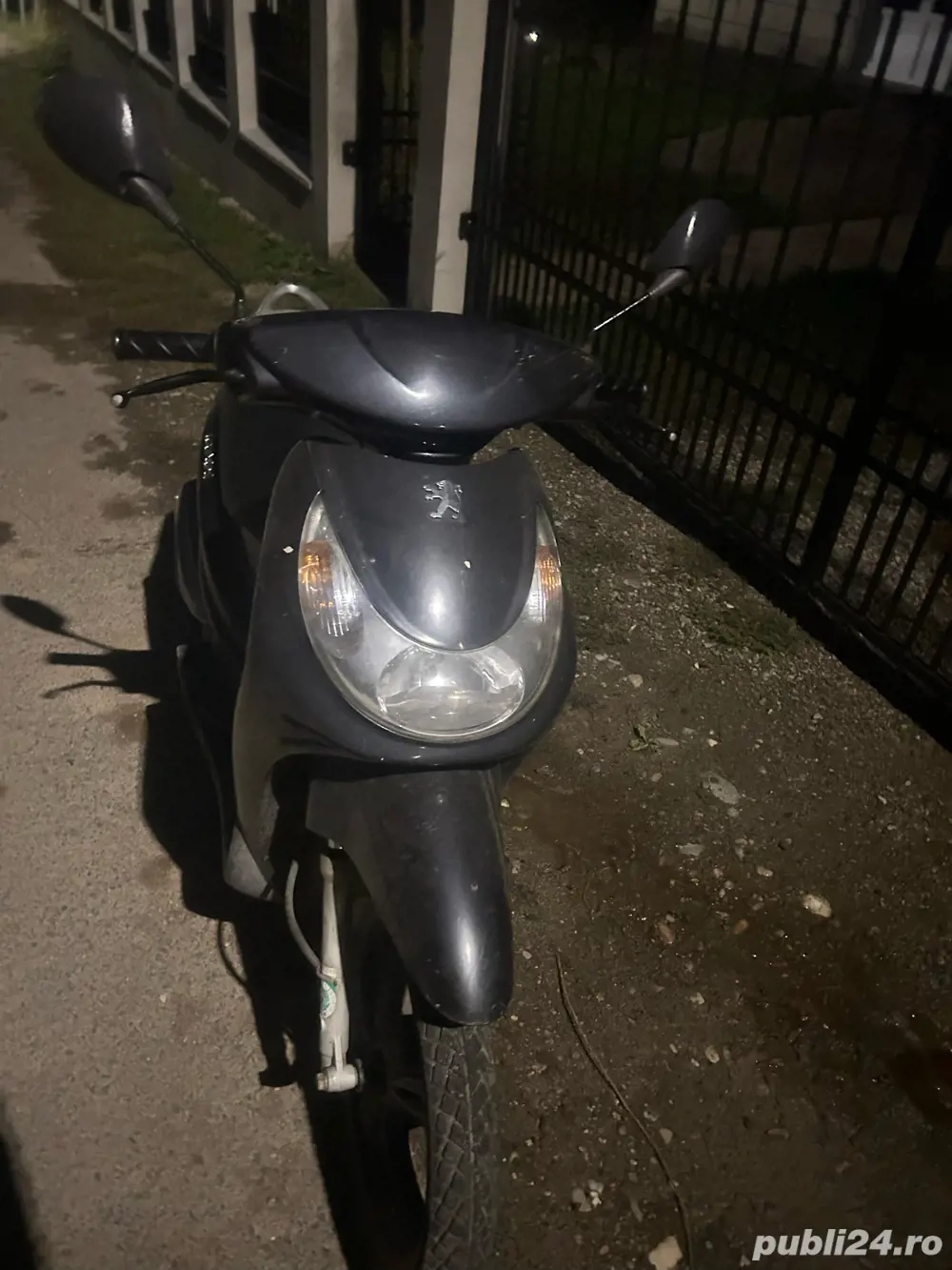 Vând scuter Peugeot motor 49 CC , scuterul deține acte 