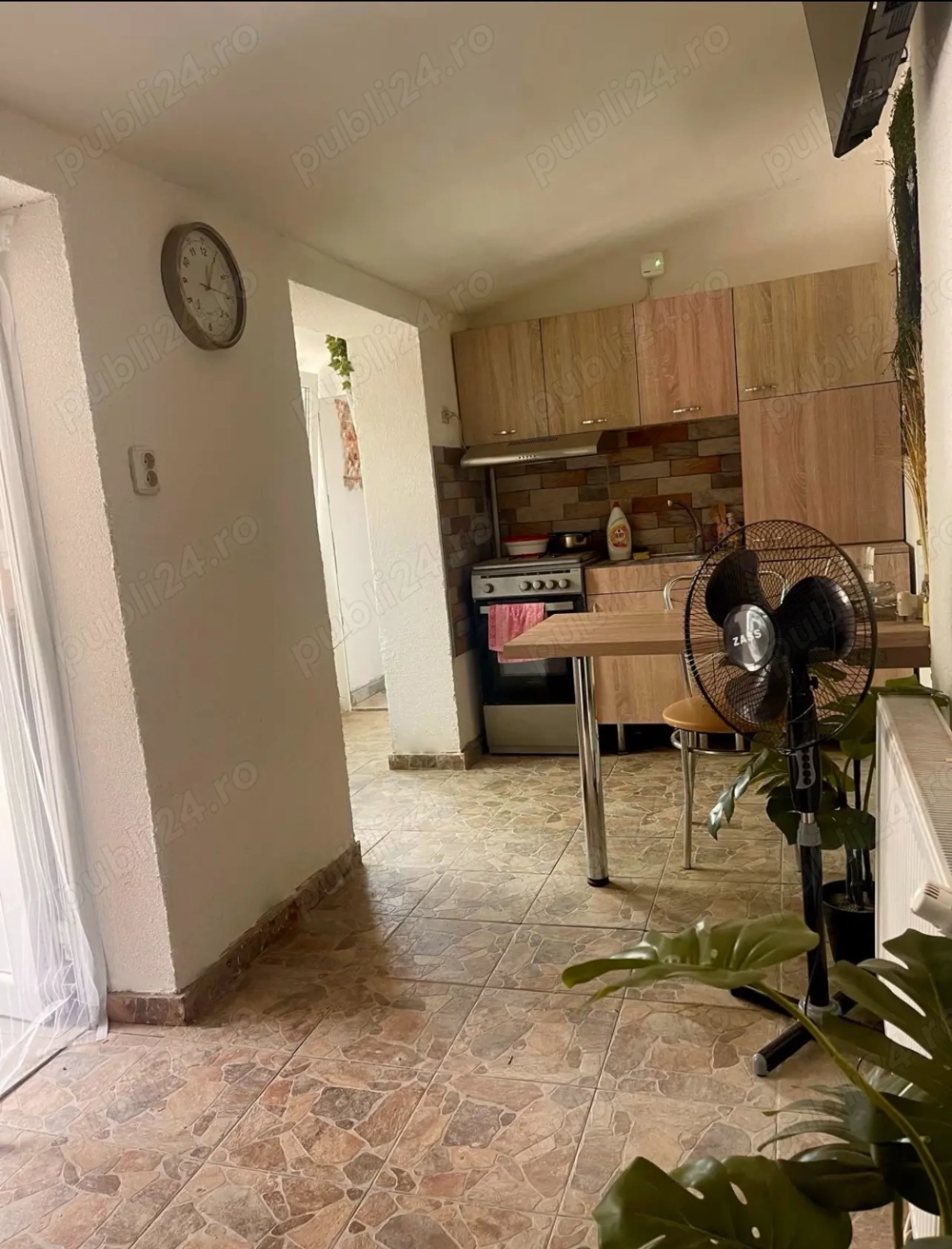 Chirie  cazare termen lung (zona Sagului). Garsonieră la casa cu terasa.