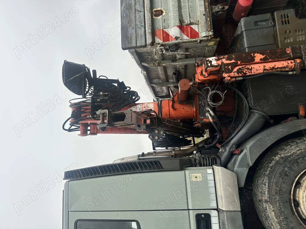 Vând camion cu braț.        