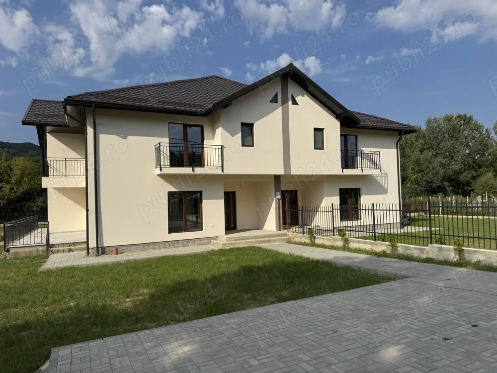 Case tip duplex - 500 mp curte