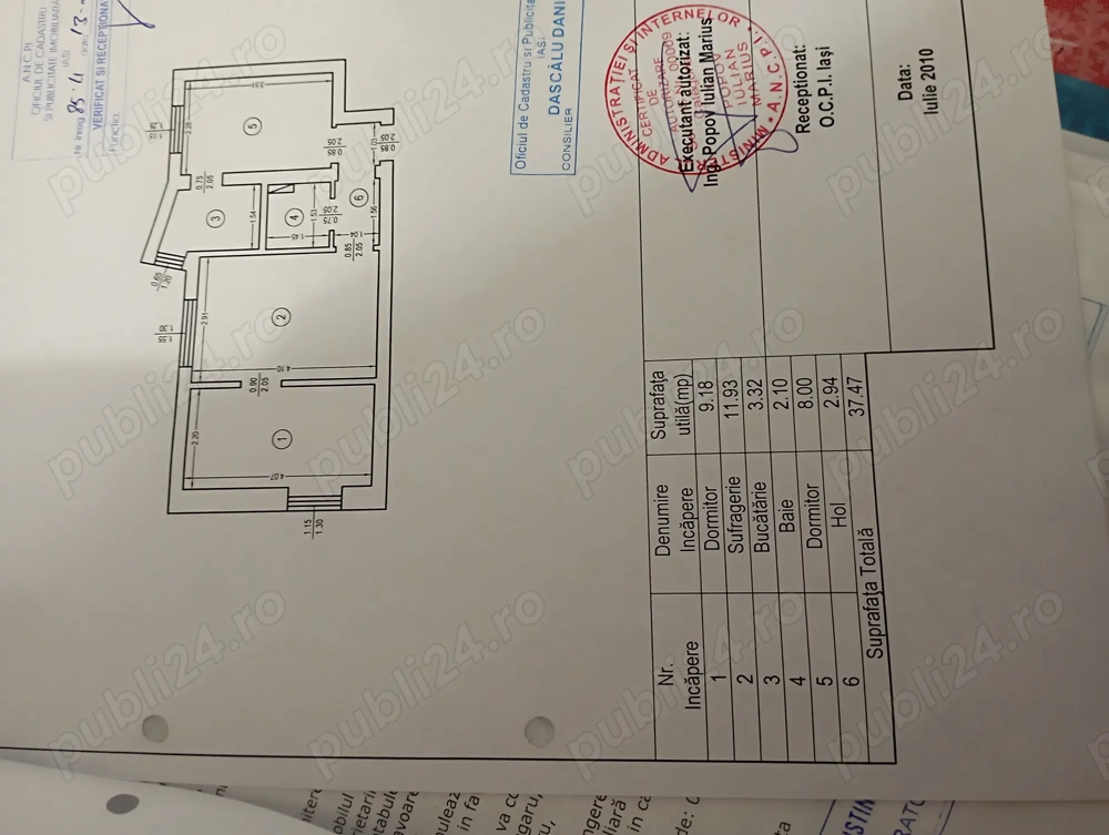 Vând apartament 3 camere, renovat, zona deal.