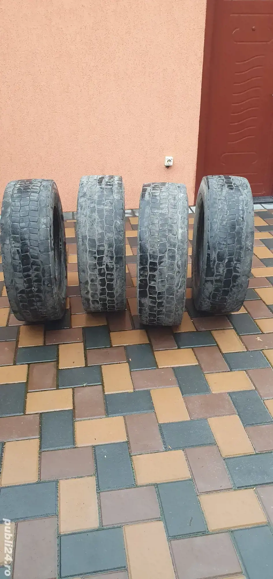 Vînd cauciucuri camion axă tragătoare