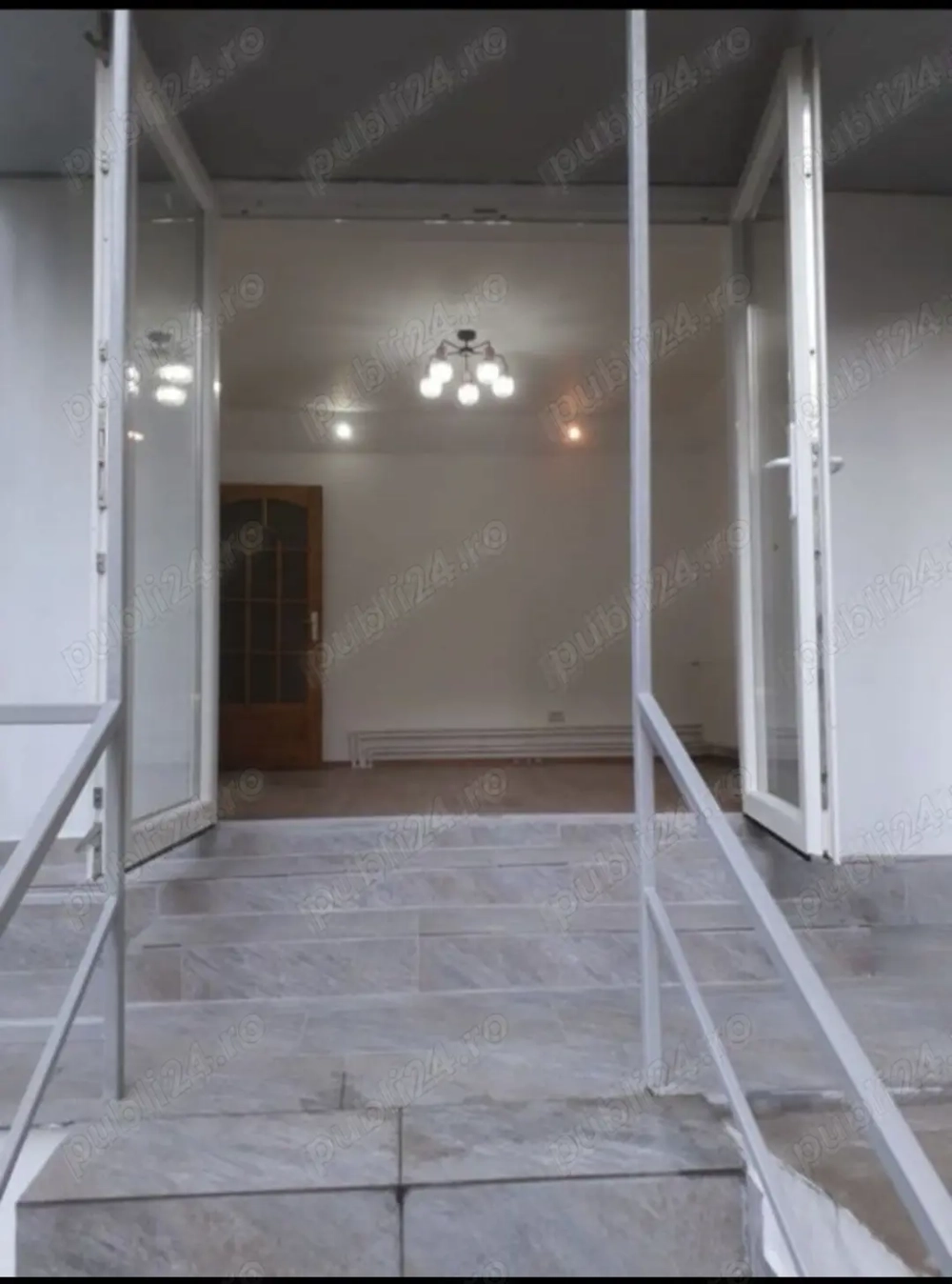 Vand spatiu comercial govandar 