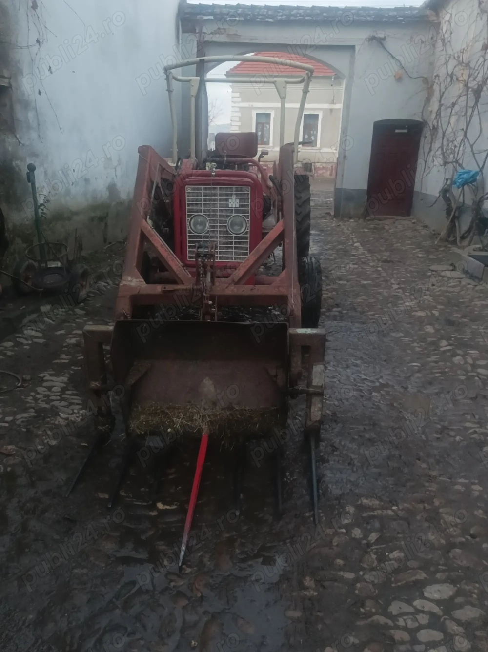 Vând tractor international 423