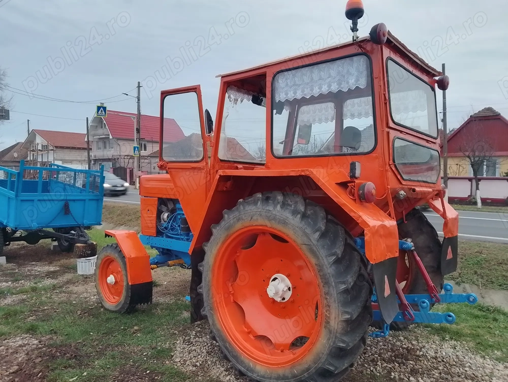 Vând tractor U650 cu utilaje 
