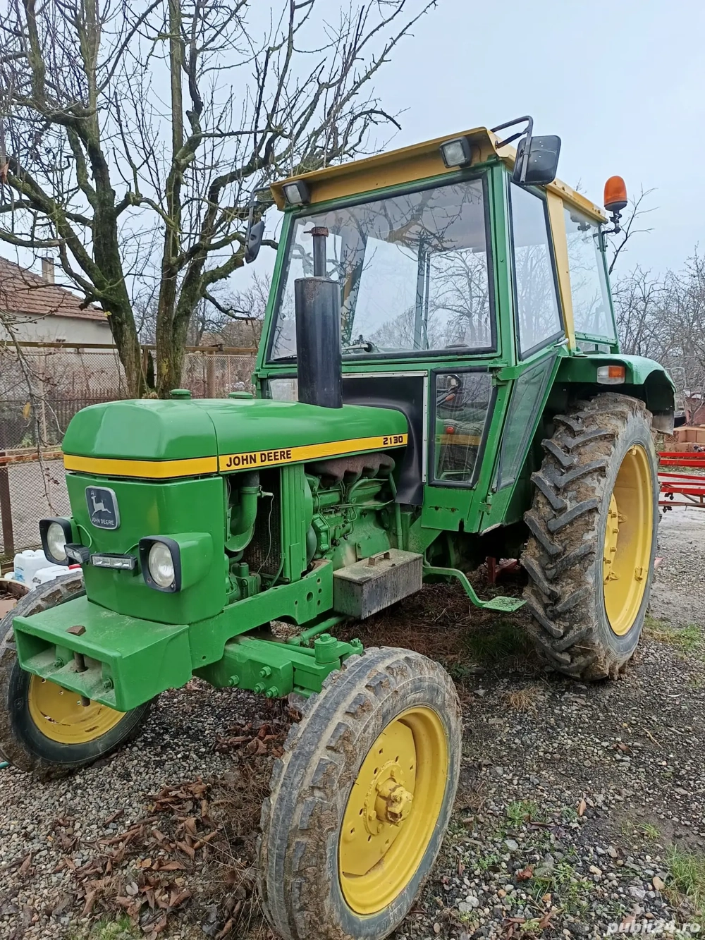 Vând tractor cu accesorii 