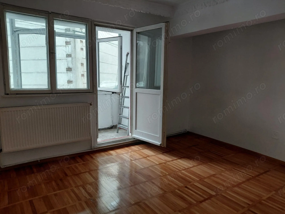 Apartament 2 camere – Port, etaj 1/4 – 3 balcoane, centrală, geam la baie