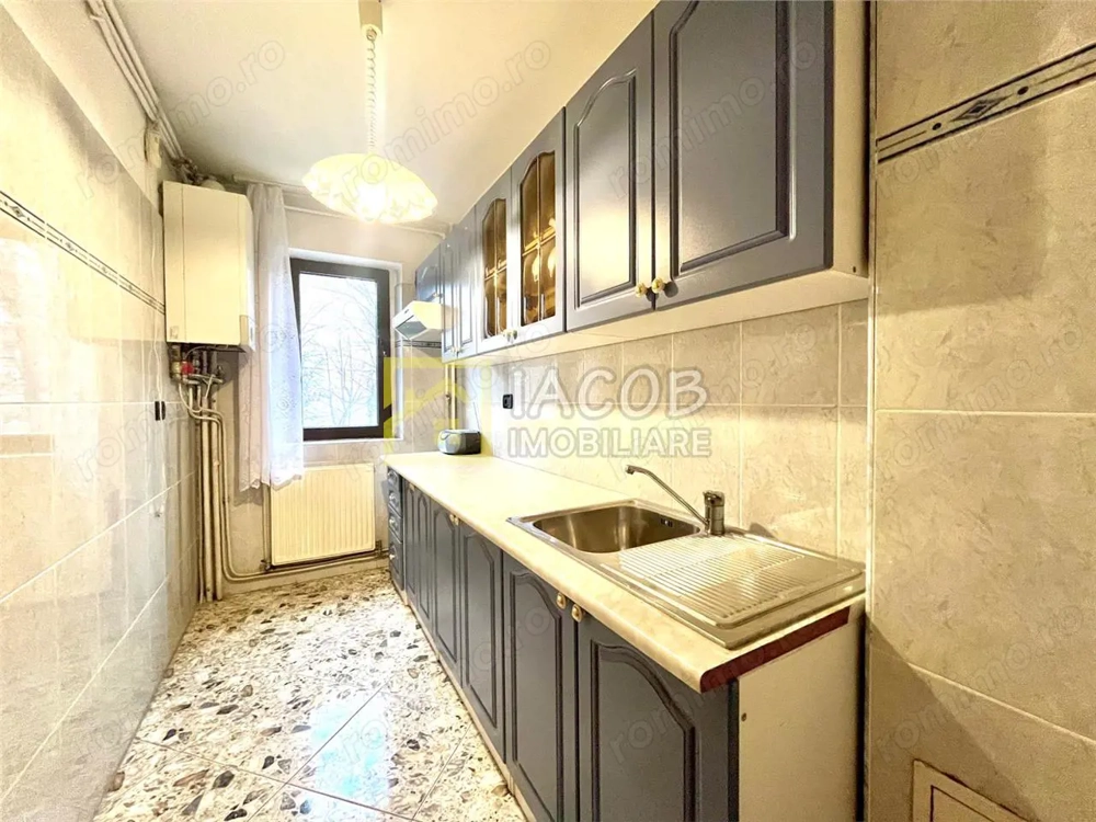 Apartament 3 camere decomandate, etaj 1, str. Narciselor 15, Bacau