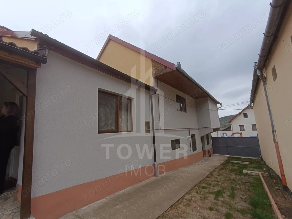 Casă de vânzare în satul Roșia cu vedere panoramică spre Munții Făgăras