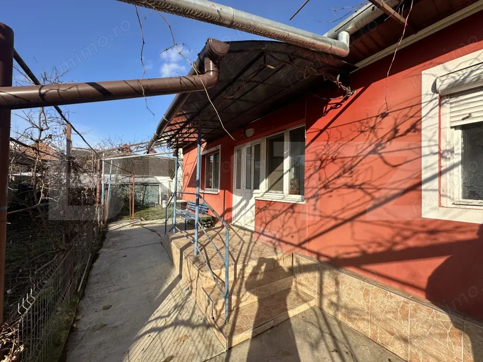 Casă pe un nivel, 3 camere, curte + anexe, ideală pentru personalizare– Gherla