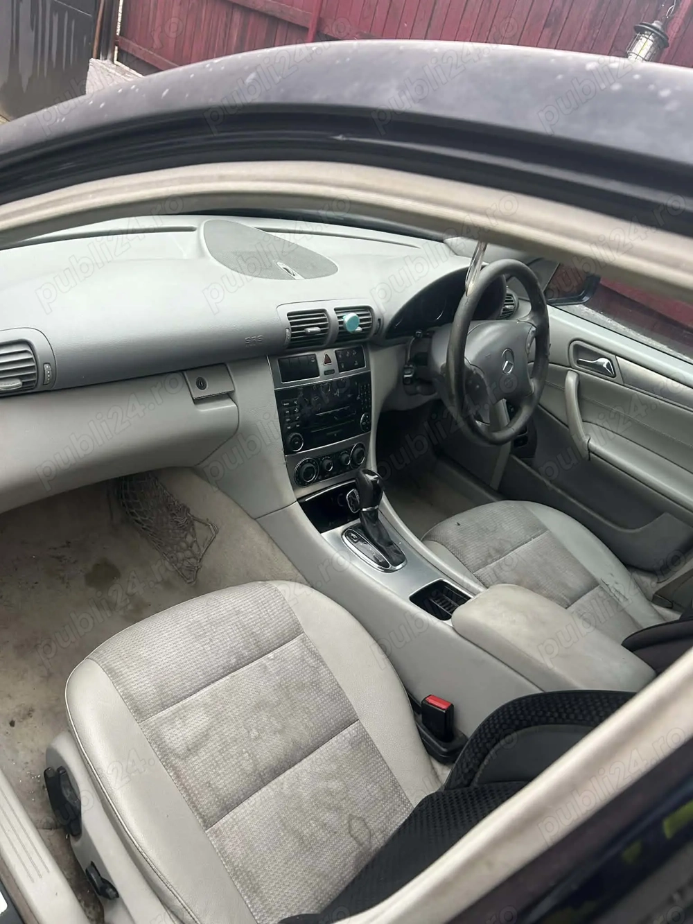 Dezmembrez Mercedes c220