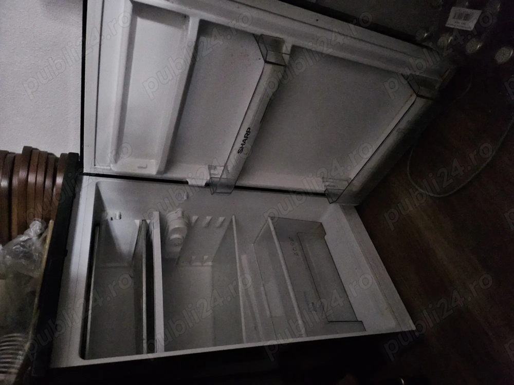 Vand frigider sharp negru