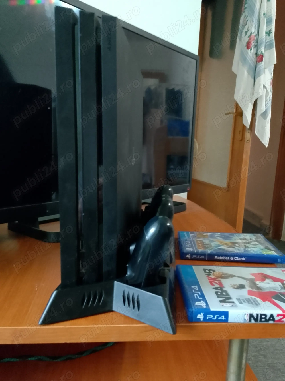 PS 4 pro,2 controlere,cooler+3 jocuri