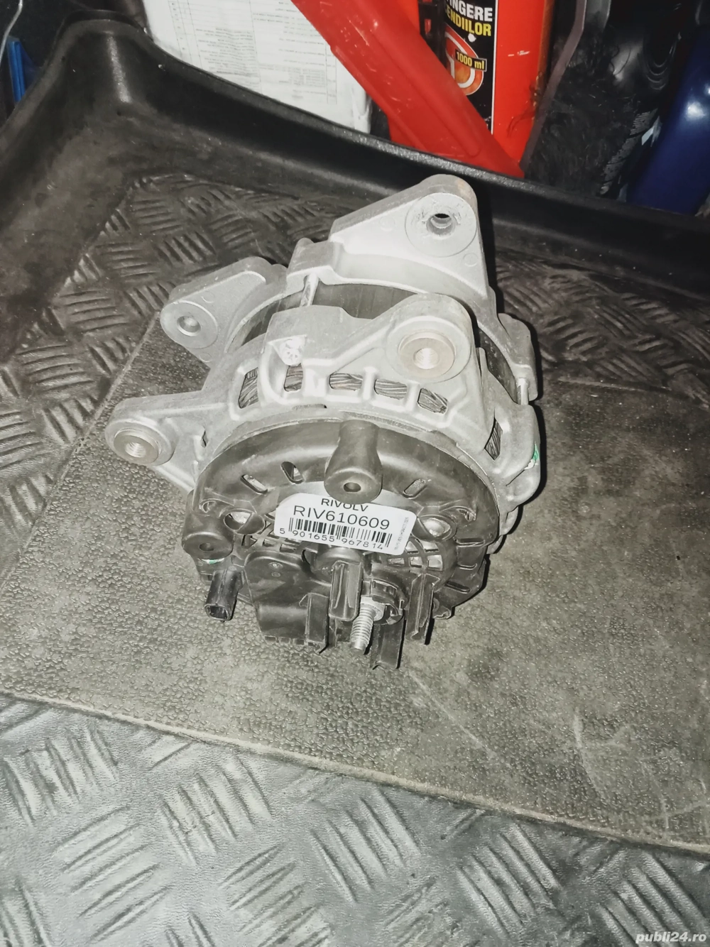 Vînd alternator aproape nou .