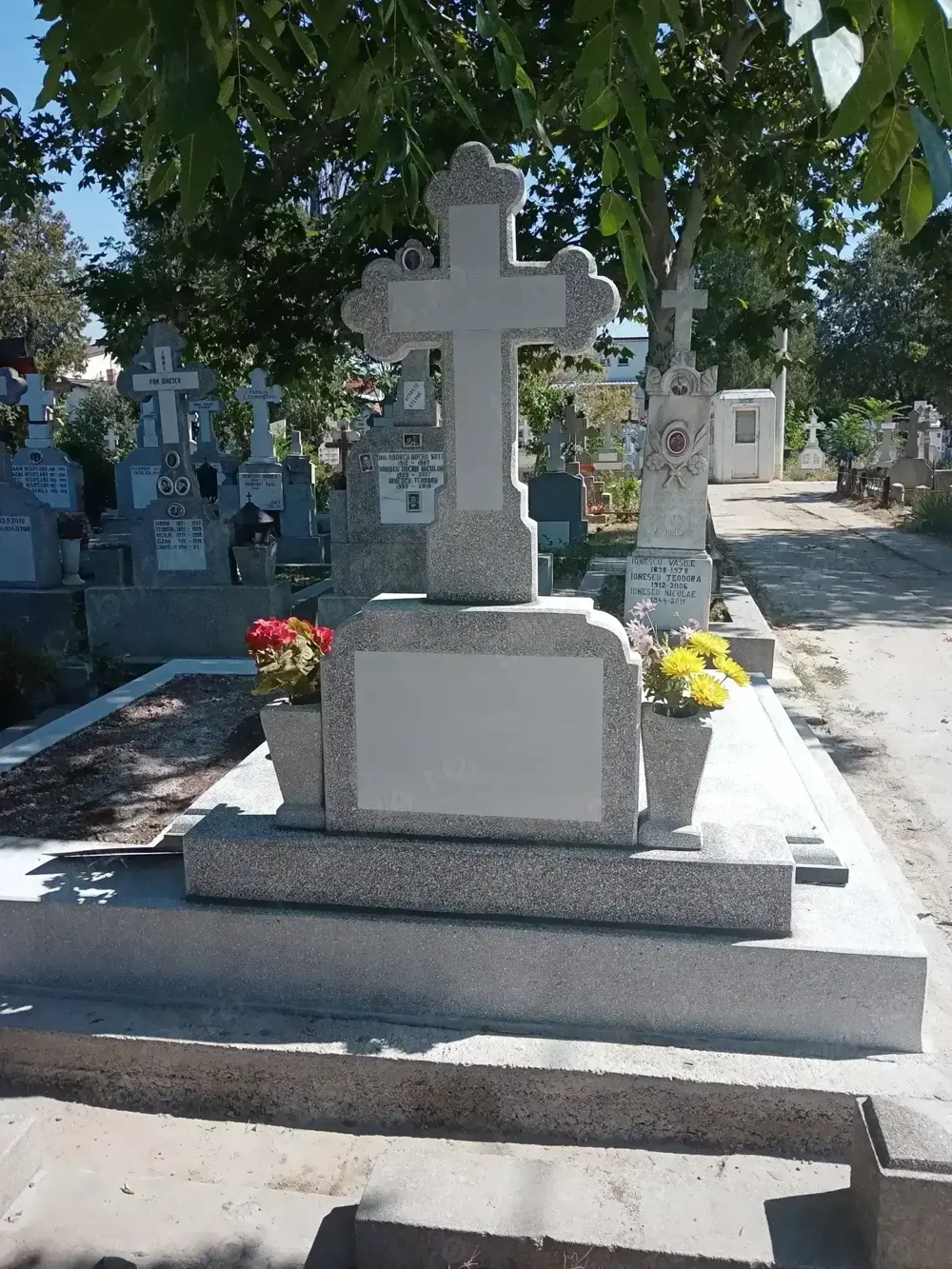 4500 eur - CIMITIRUL GHENCEA CIVIL (ACCU) ,1 loc veci (3X1 ml) -cedez contract concesiune  