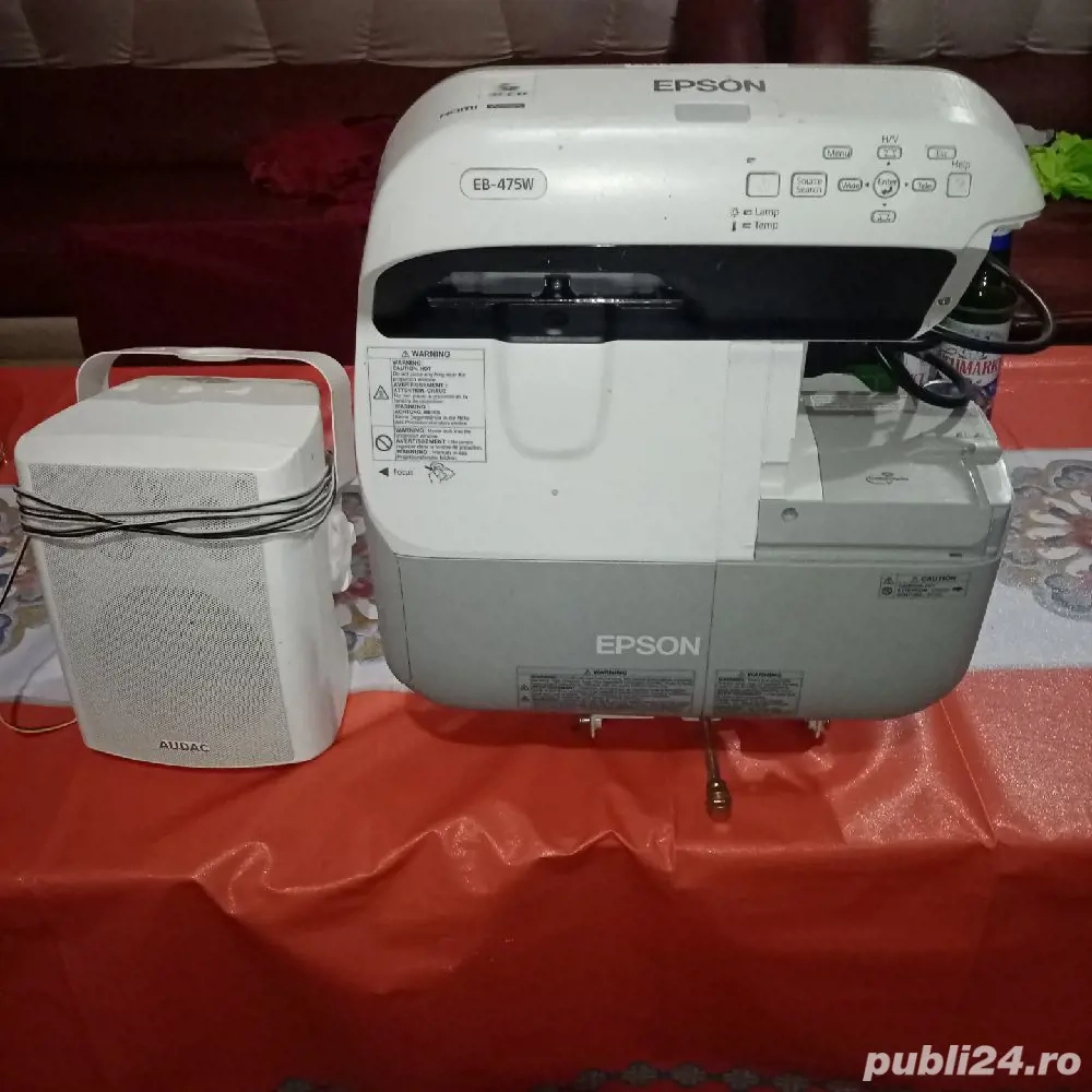 Proiectoare, boxe și table interactive de vinzare