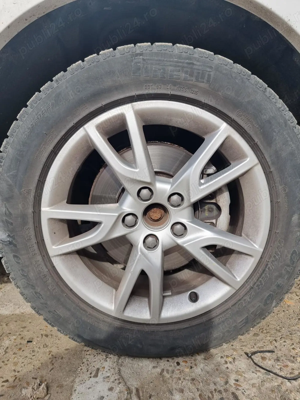 Anvelope Pireli  215 60 17 de iarnă cu jante din aliaj