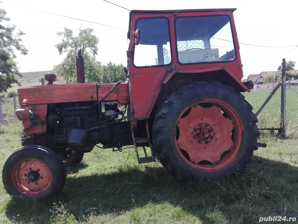 Vand tractor U650 cu utilaje. 