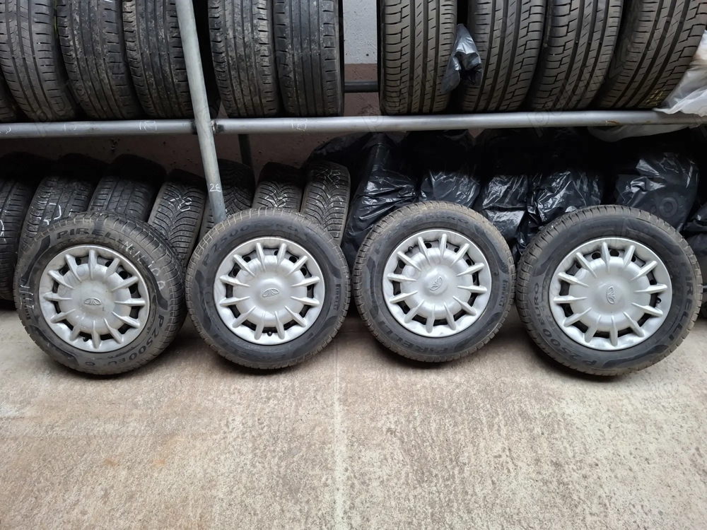 Vând două seturi de roți auto cu anvelope