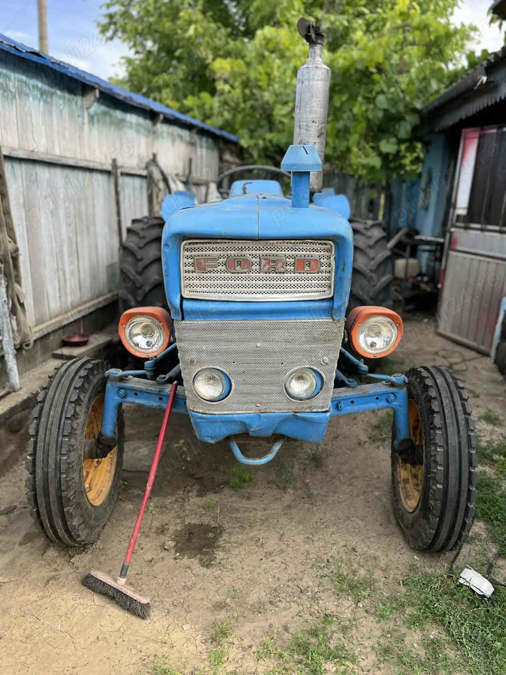 Tractor Ford 3000 recondiționat 