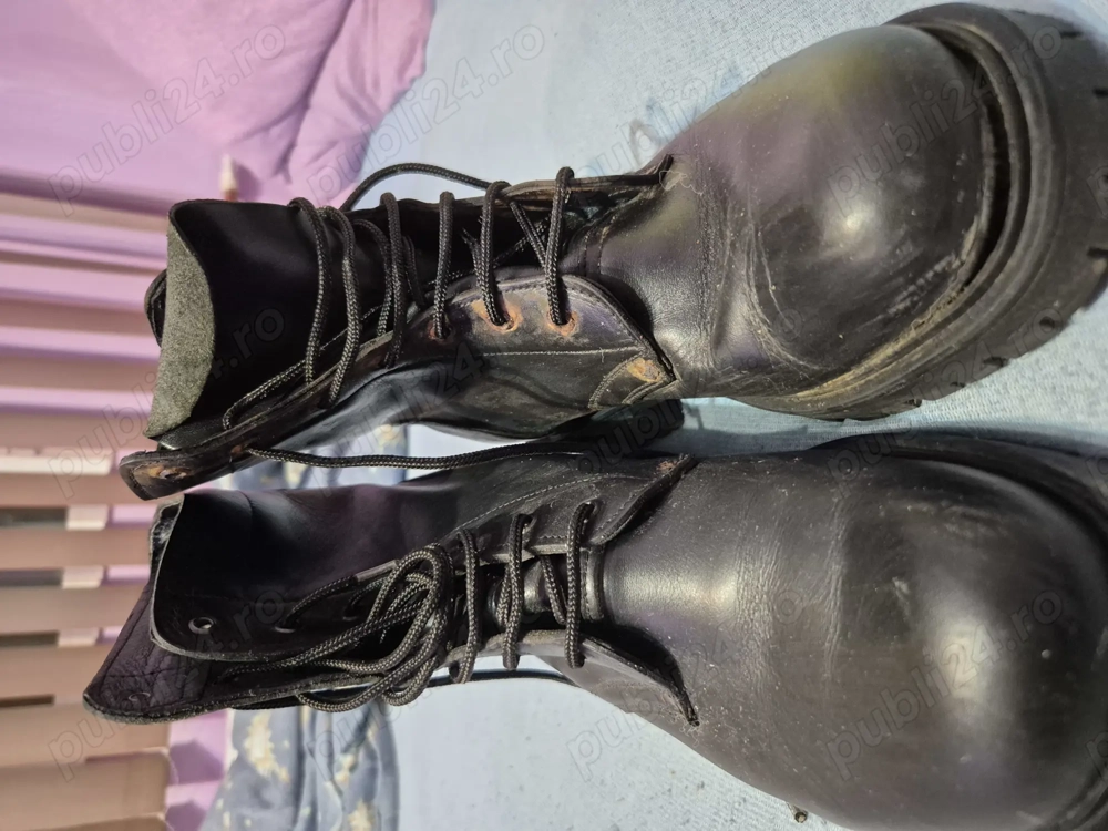 Vand ghete din piele naturala pentru femei.