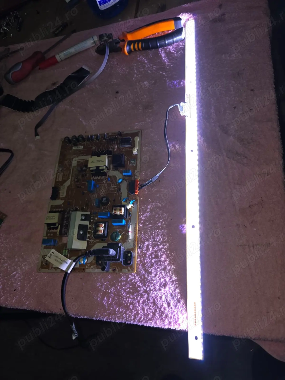 bareta led de pe tv Samsung ue49k5672