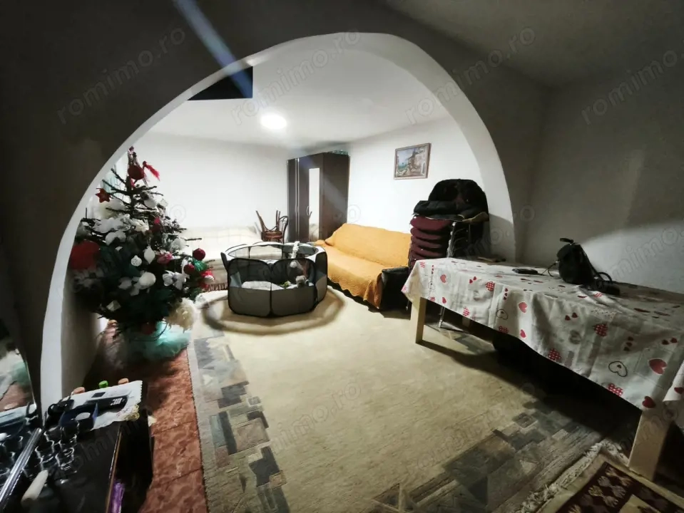 Casa de vanzare, cu 3 camere, 80 mp, 900 mp teren, Siret