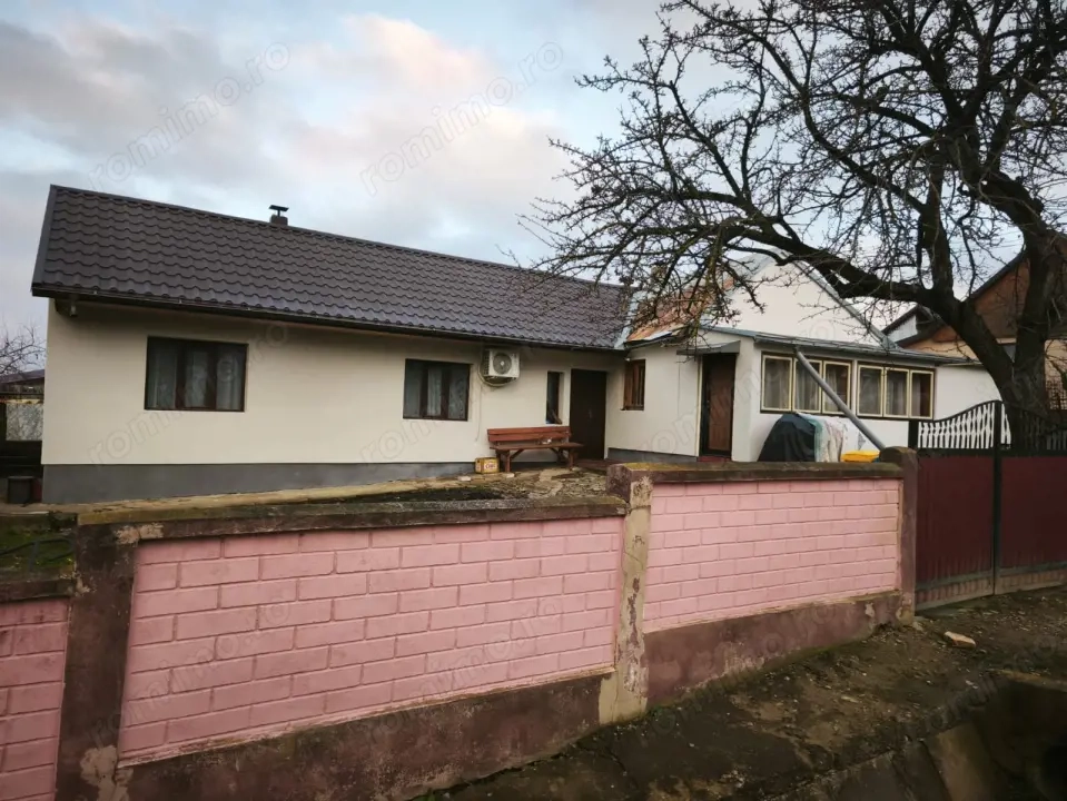 Casa de vanzare cu 3 camere, 80 mp, 900 mp teren, Siret