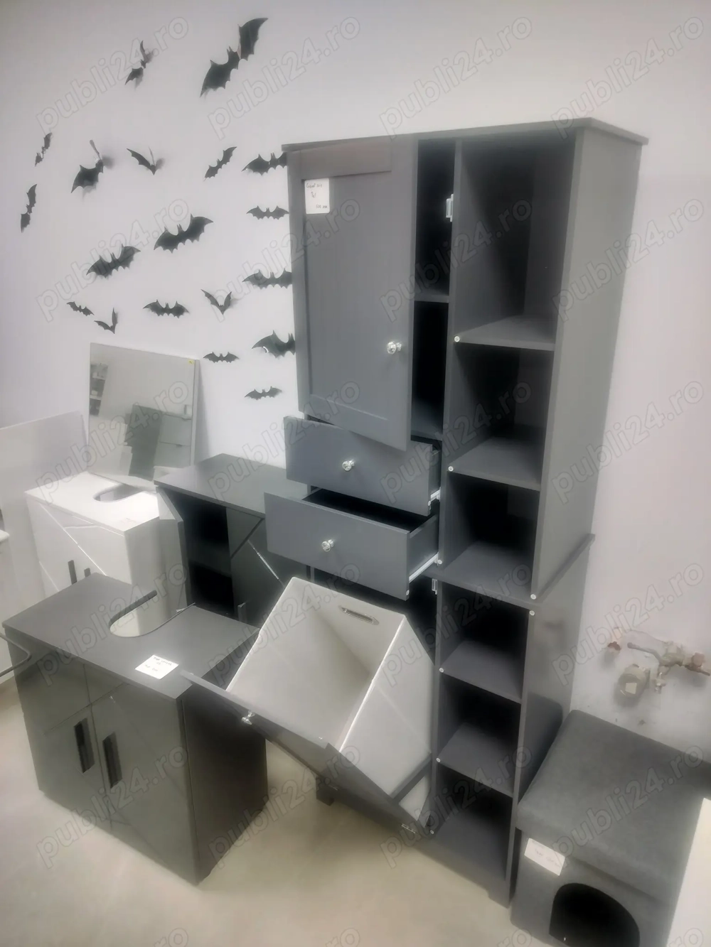 Mobilier de baie înalt cu șase rafturi deschise.