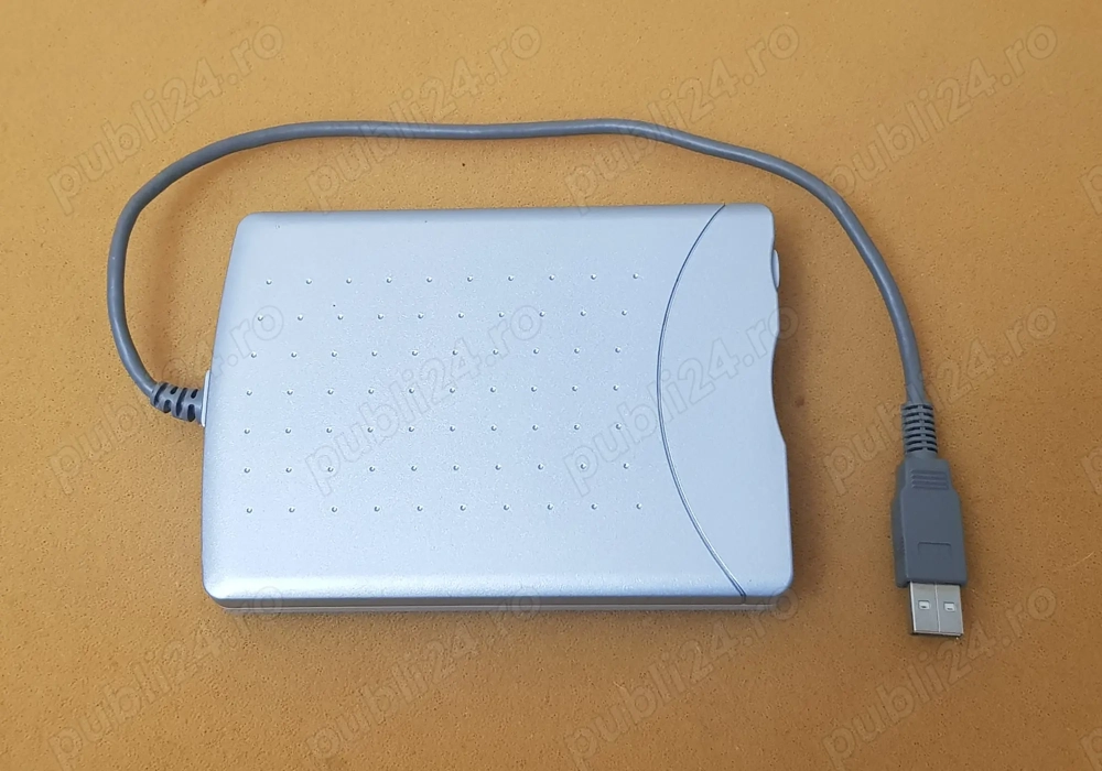 Unitate Floppy Disk Extern cu USB - Nou DEFECT