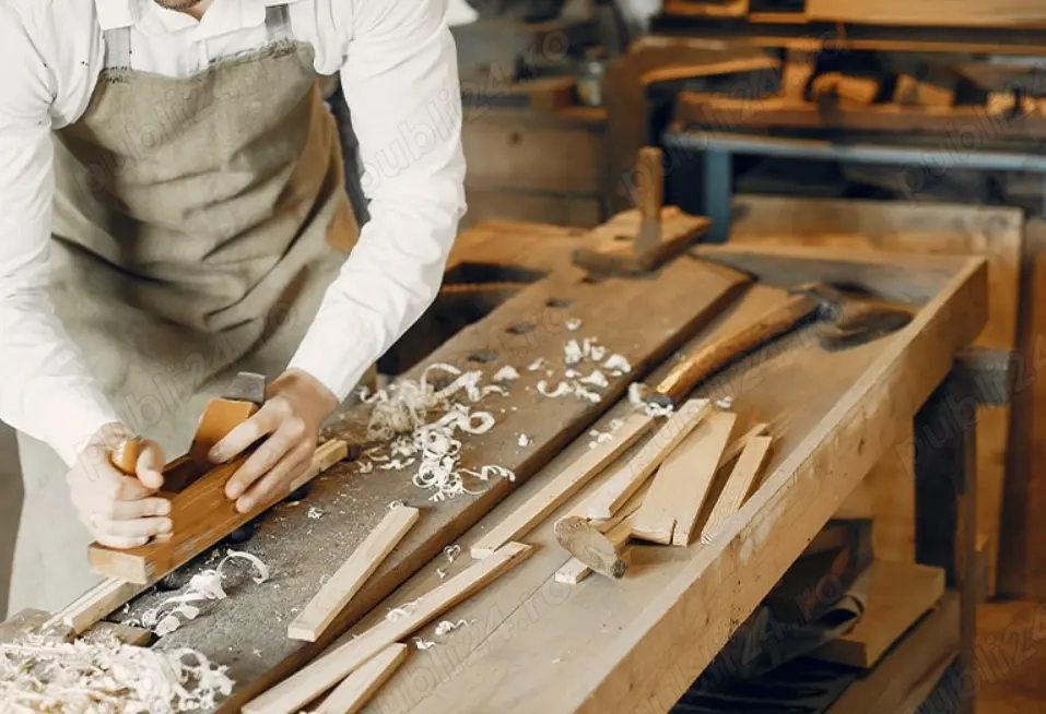 Atelier tâmplărie lemn masiv (ferestre, usi, mobilier) angajează tâmplar cu sau fără experiență