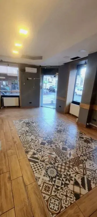 Zona Casa Poporului-Libertatii sp 97 mp vitrina 10