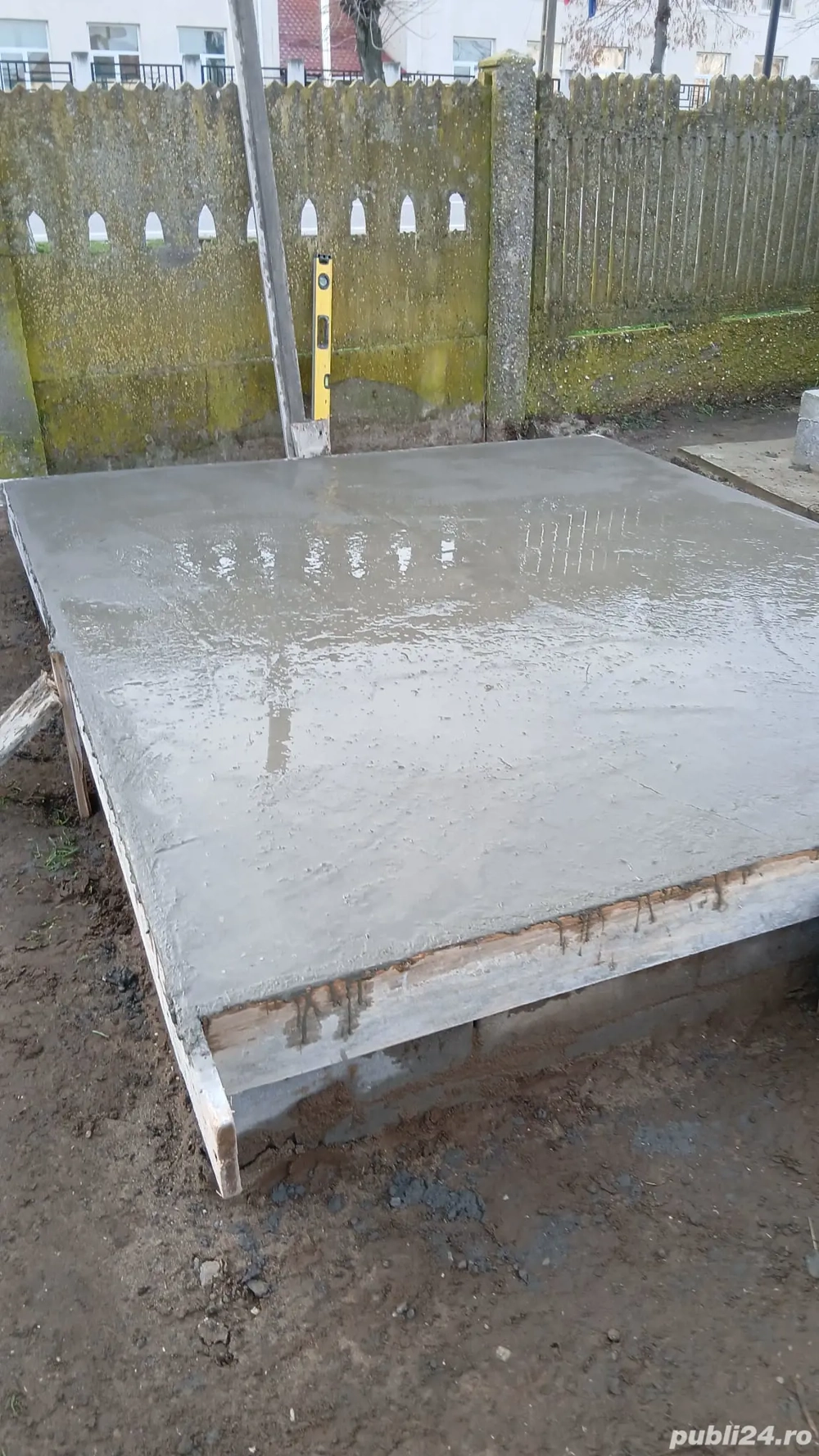 executam cripte, cavouri, gropi zidite in cimitire 