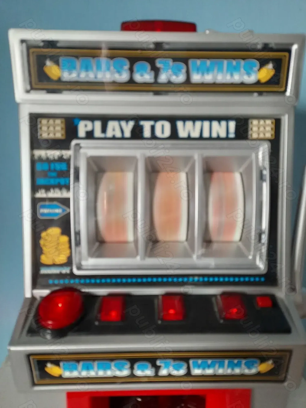 Joc tip pacanea cu baterii