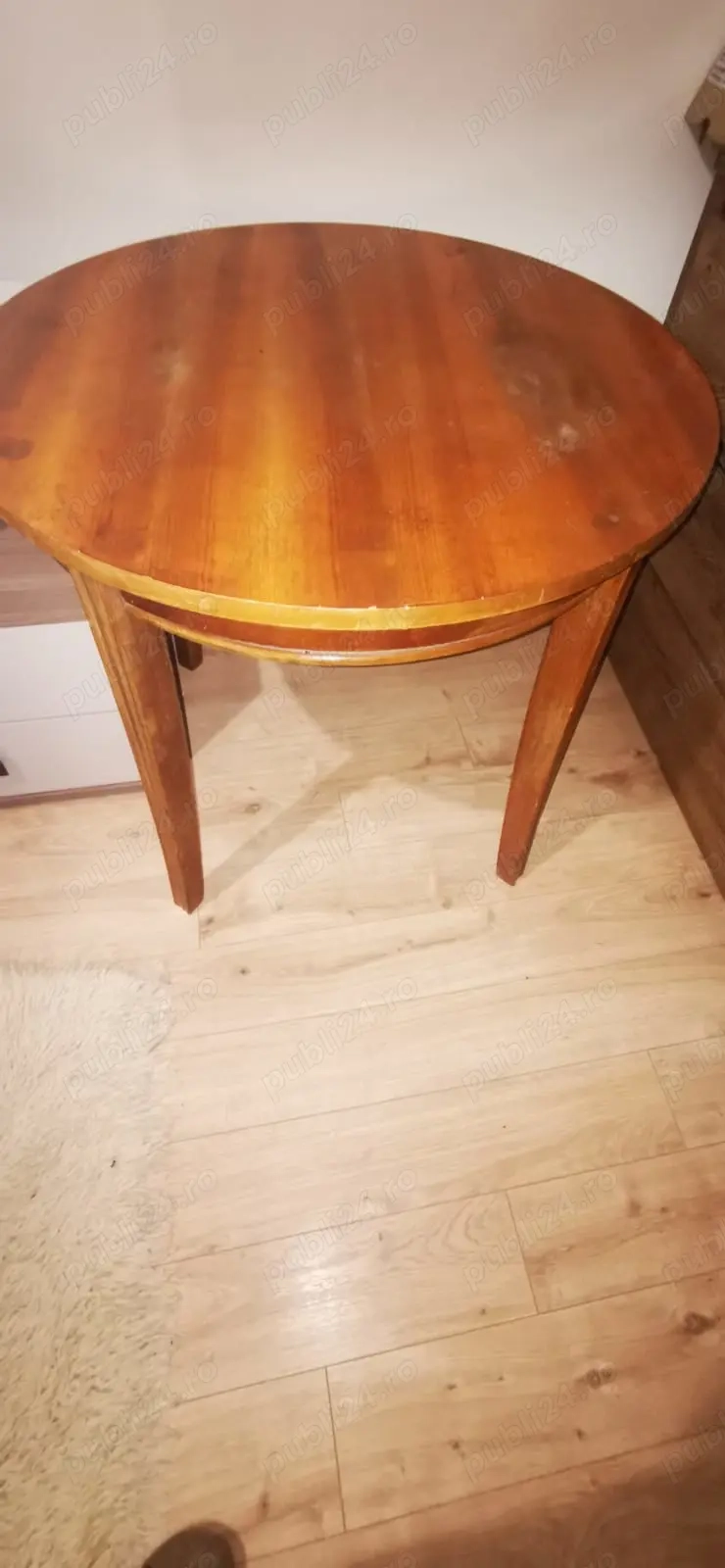 Vând Masă rotundă din nuc. 