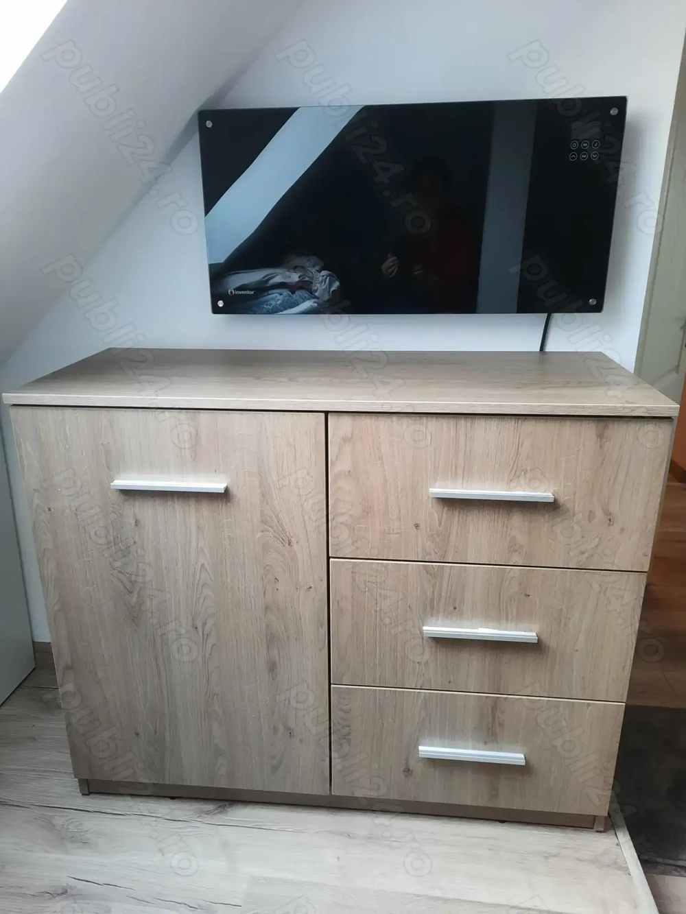 Comoda 3 sertare și compartiment cu polita