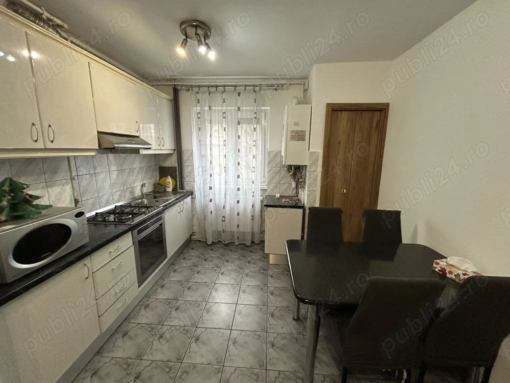 Inchiriez apart.3 cam.central,in spate la BCR,modern,centrala proprie