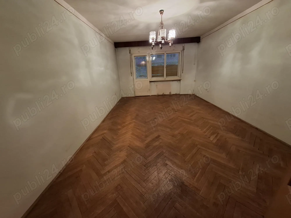 Str. Victoriei (zona Bibliotecii Judetene)   apartament 3 camere, decomandat, balcon generos + garaj