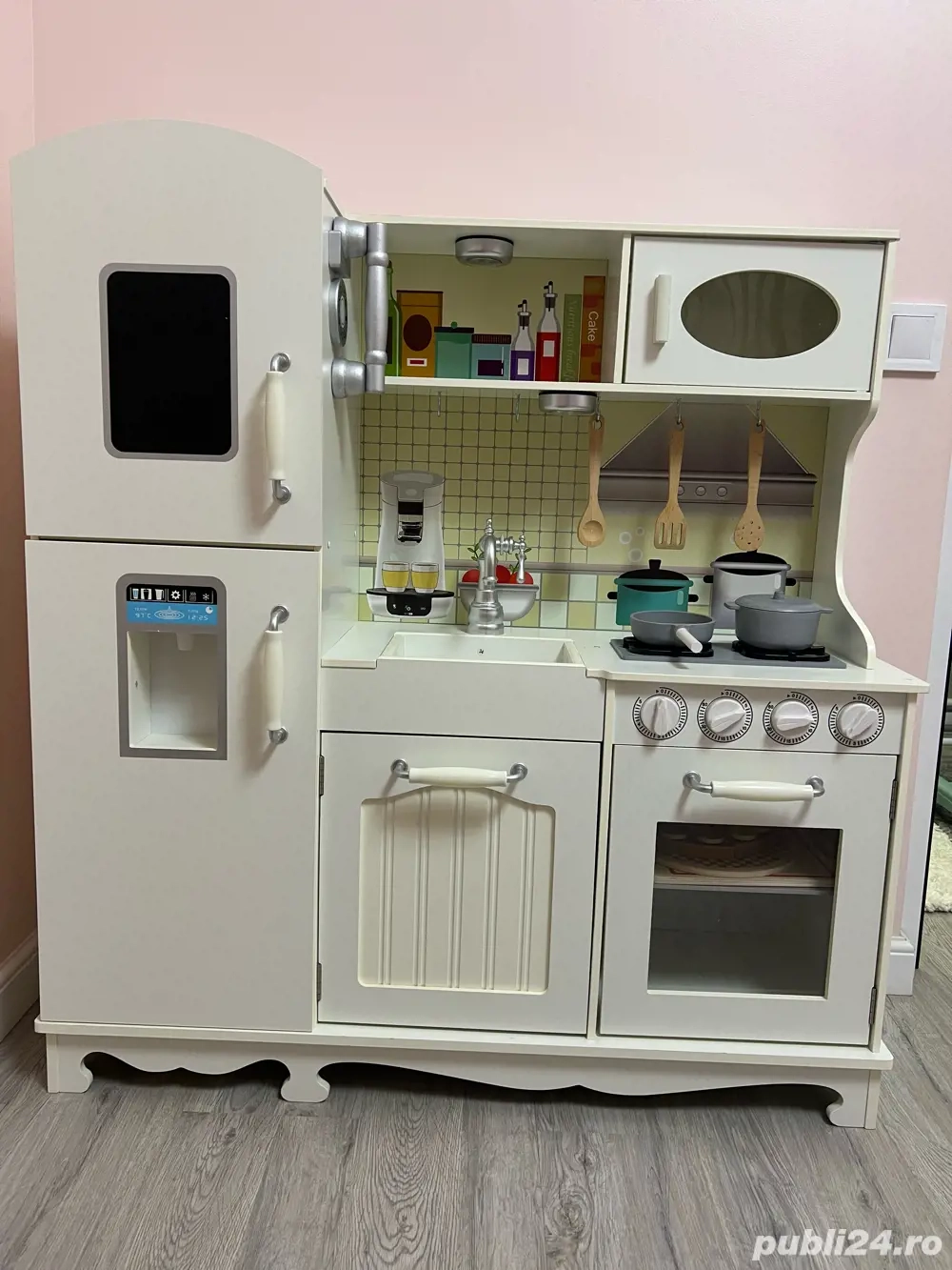 Vând bucatarie vintage din lemn pentru copii