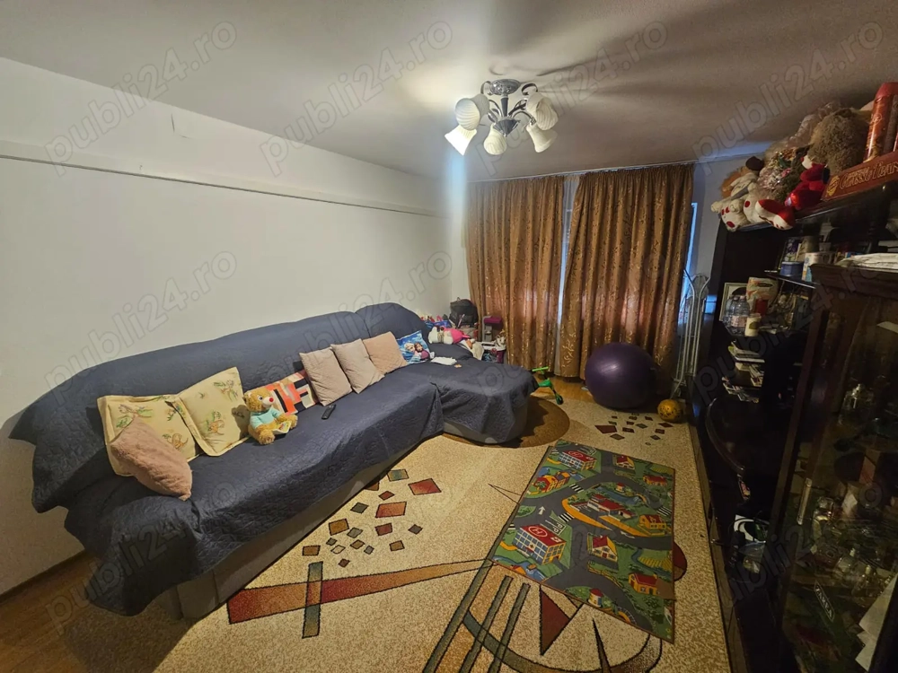 Apartament cu 3 camere de vânzare în Curtea de Argeș.