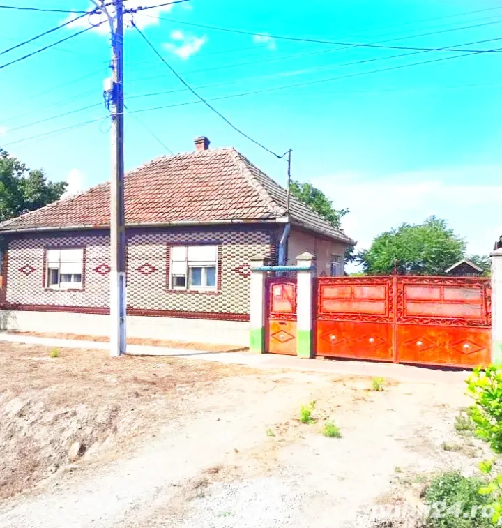 Casă de vânzare în comuna Socodor, disponibilă in 2 rate, cu teren de 1430 mp, la șoseaua principală