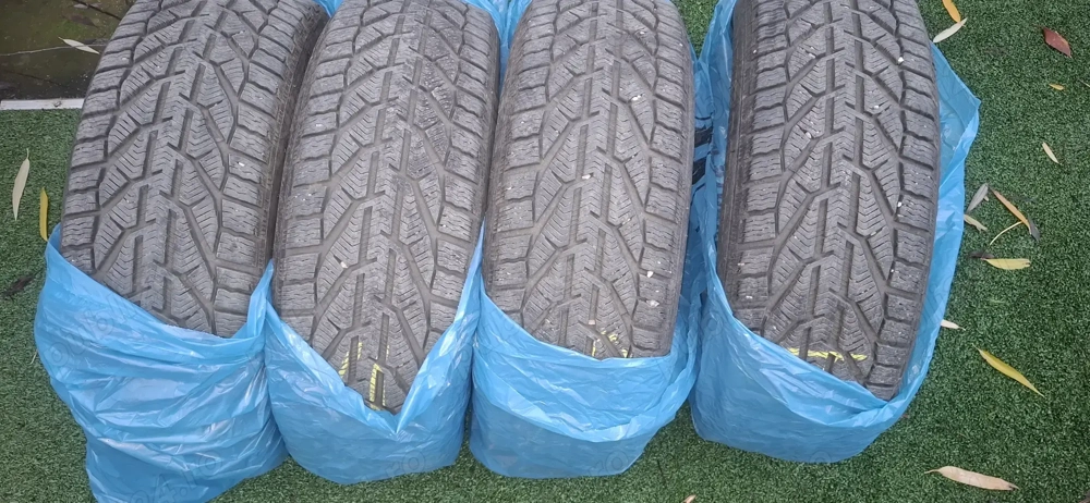 Vand 4 anvelope iarna marca Taurus aproape noi