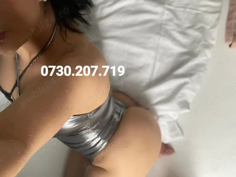 Bruneta cu forme apetisante și sâni voluptosi