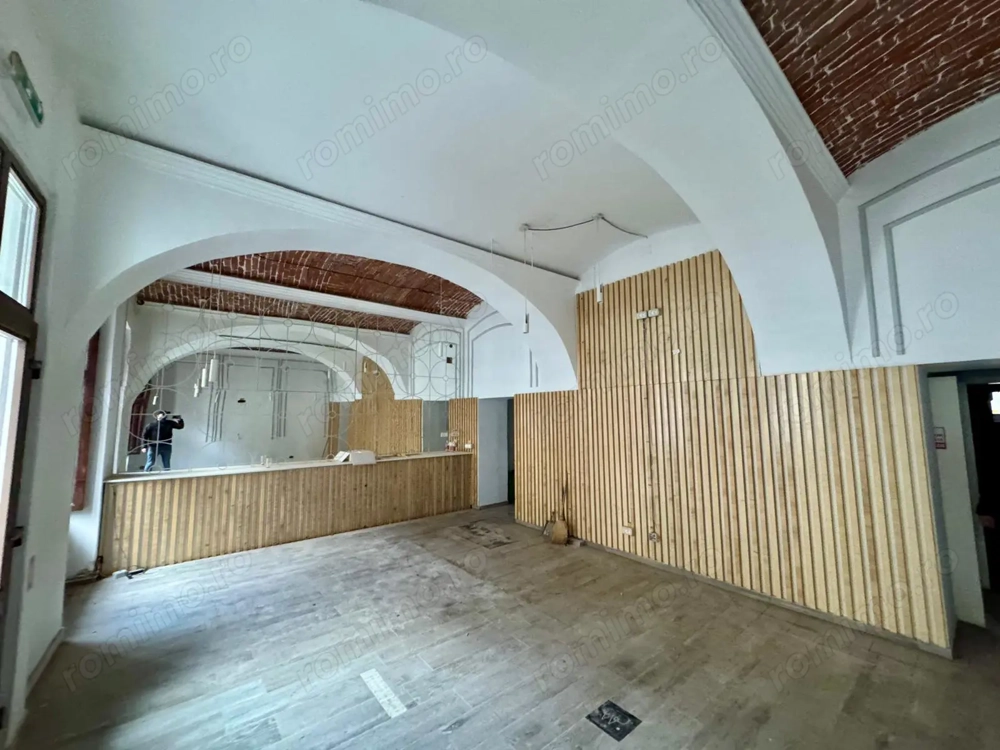 2 spatii in  Piata Unirii (84mp si 71mp)