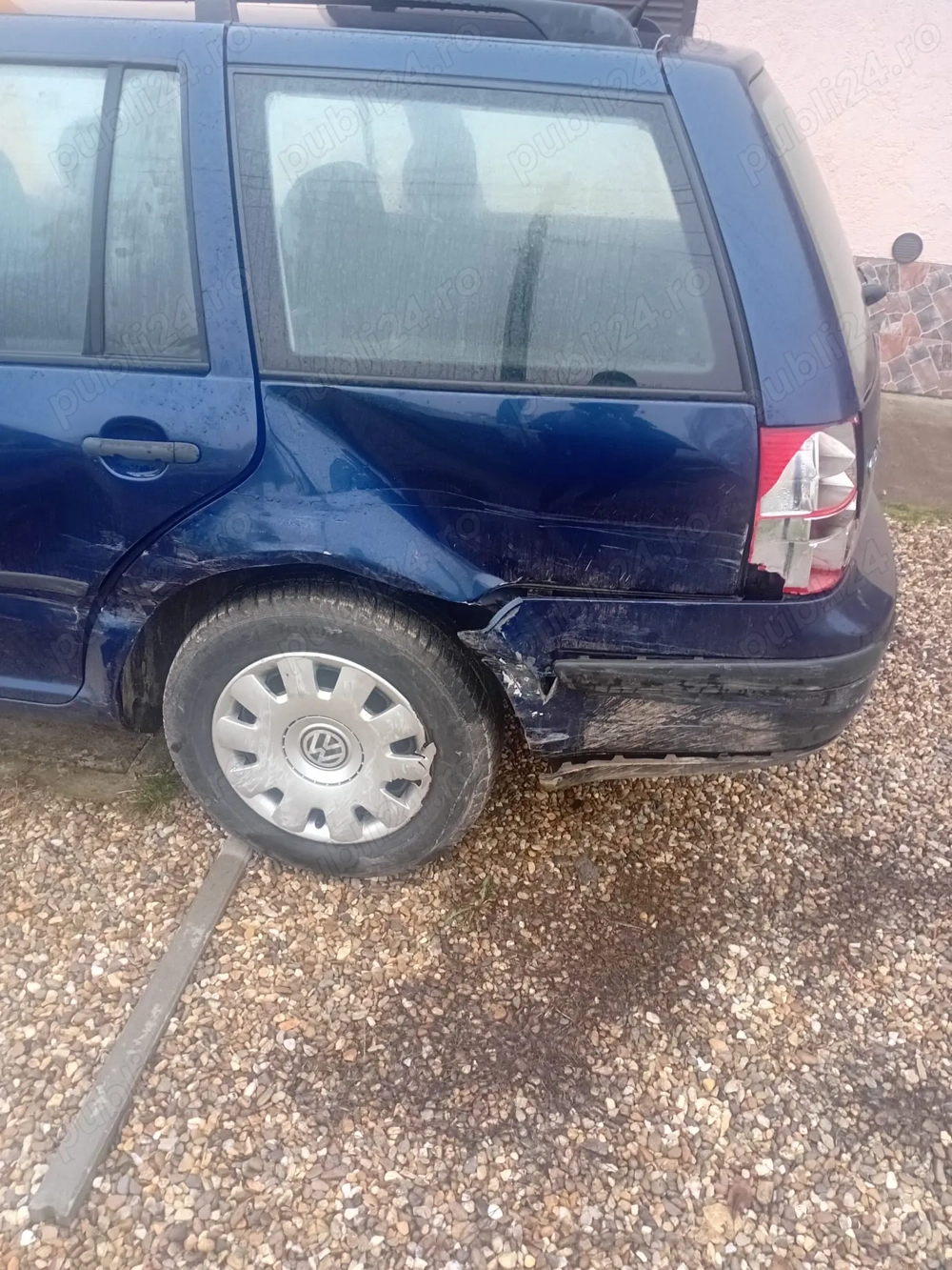Vand vw golf accidentat