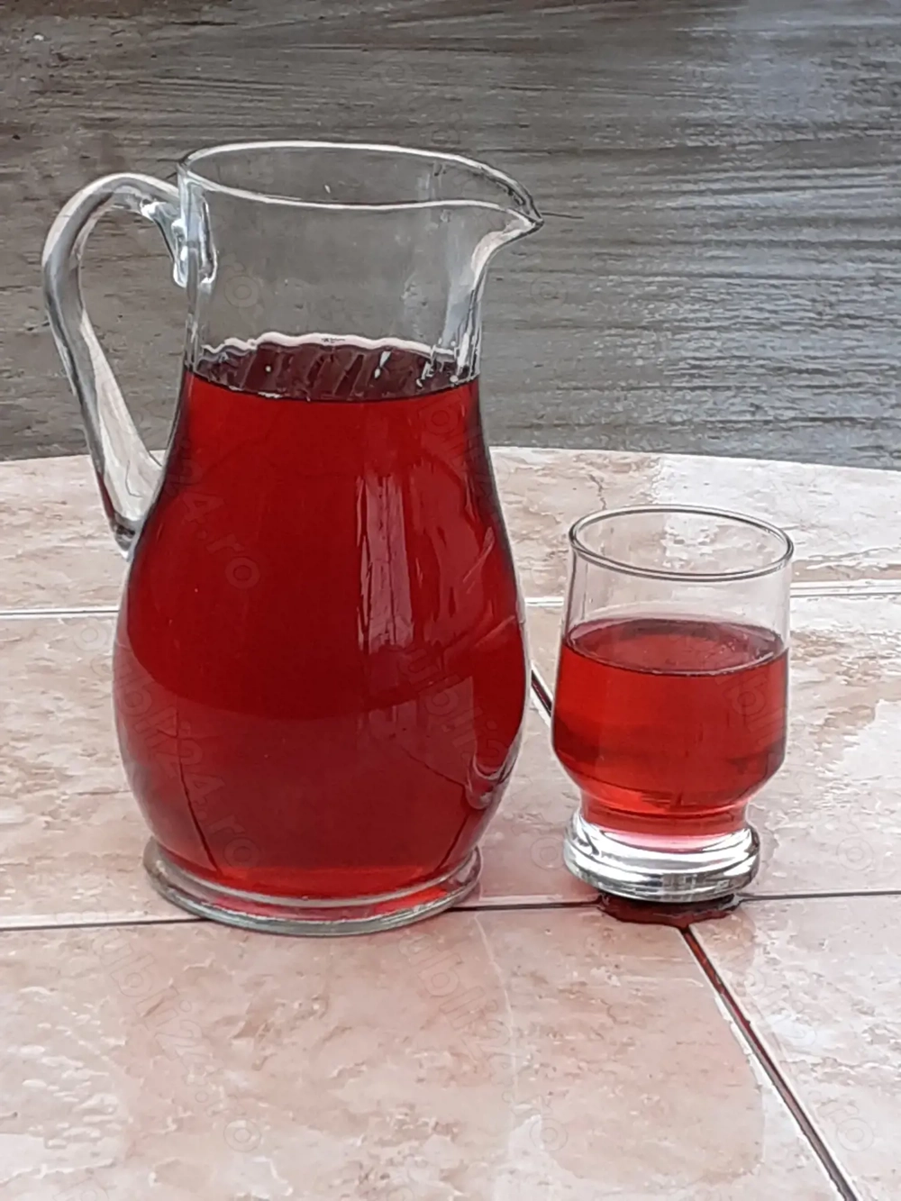 Vand vin de casa natural. 