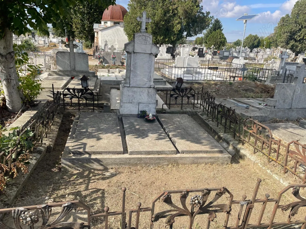 Loc de veci - trei locuri de veci Pomenirea Arad